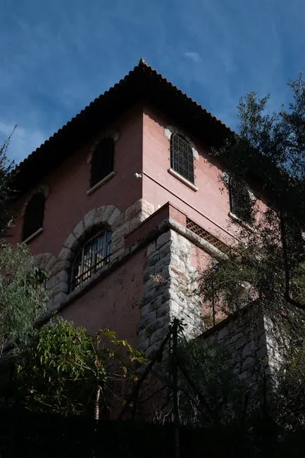 Фасад частного дома, облицованный травертином