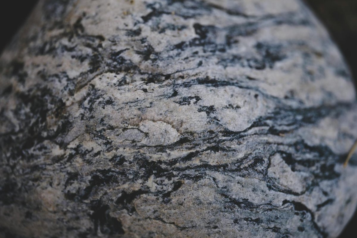 Серый гранит — классический рисунок с зёрнами кварца, полевого шпата и слюды