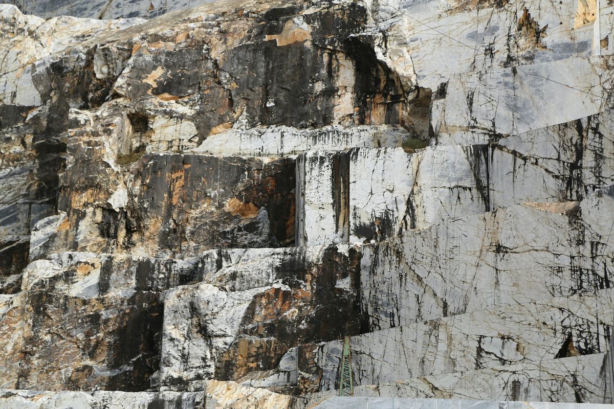 Белый мрамор с серыми прожилками — классическая текстура каррарского сорта