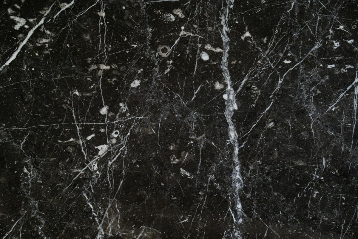 Nero Marquina — испанский чёрный мрамор с белыми прожилками
