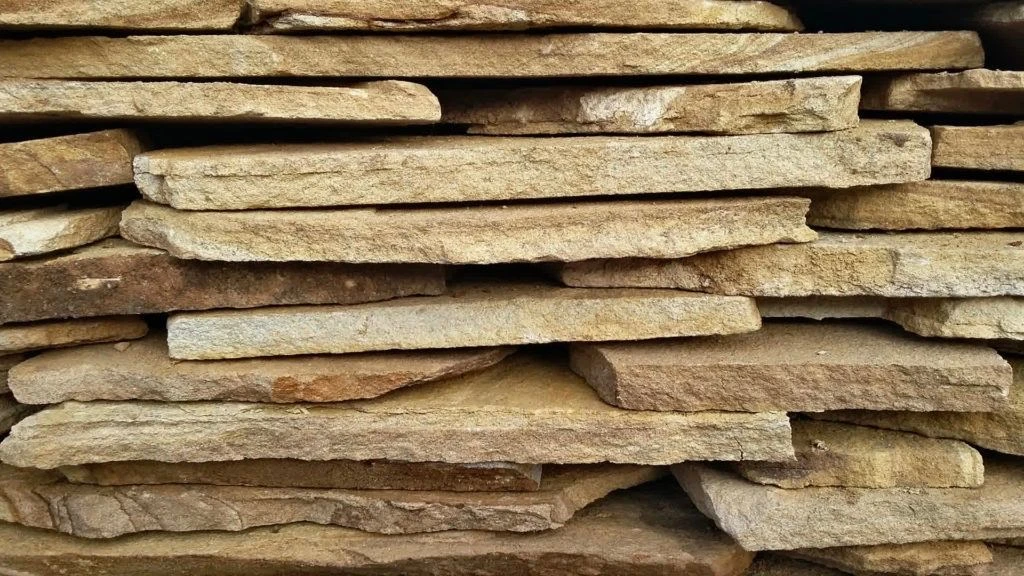 Натуральный камень в качестве отделки предметов мебели – примеры и особенности