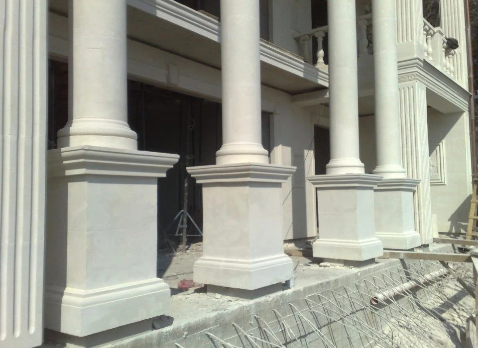 Колонны из натурального камня – как выбрать для своего дома