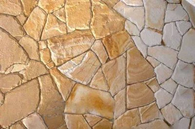 Цоколь из песчаника бело-розового