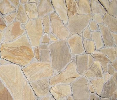 Забор из бежевого песчаника