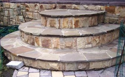 Из эркерных ступеней