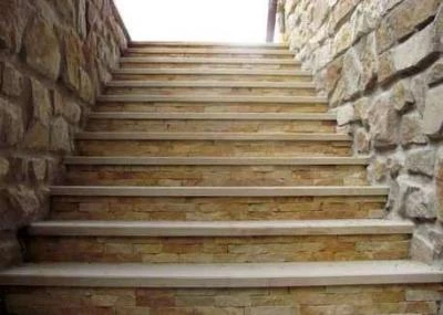 Ступени из песчаника прямые