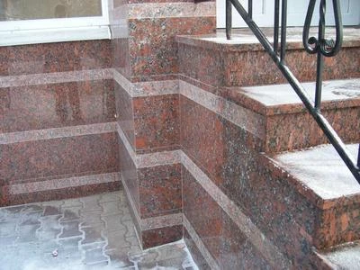 Цоколь из красного мрамора