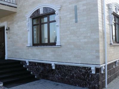 Цоколь из черного мрамора