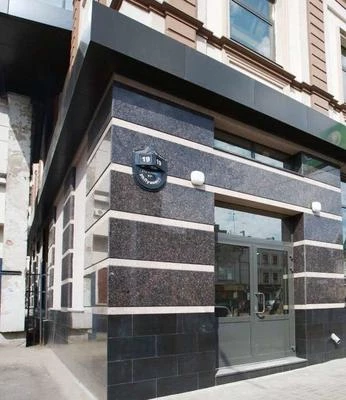 Фасад из темного мрамора