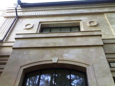 Фасад из светлого мрамора