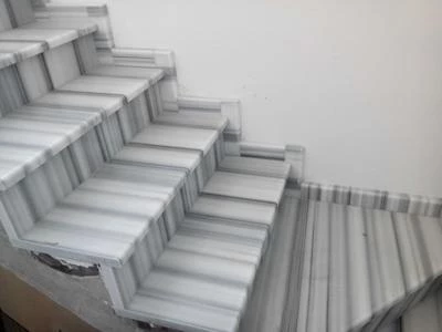 Ступени из светлого мрамора