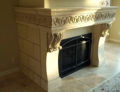 Камин из бежевого травертина