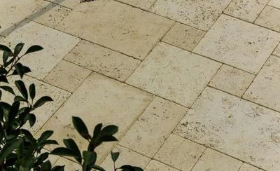 Тротуарный травертин белый