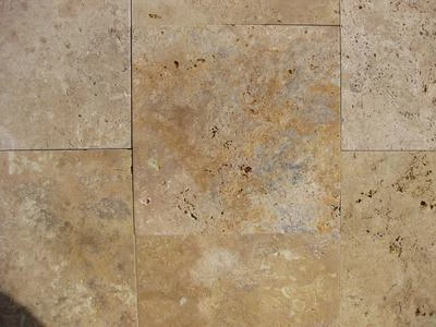 Карниз из бежевого травертина