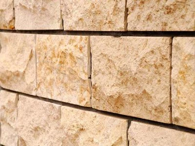 Забор из желтого известняка