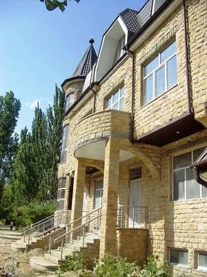 Фасад из известняка